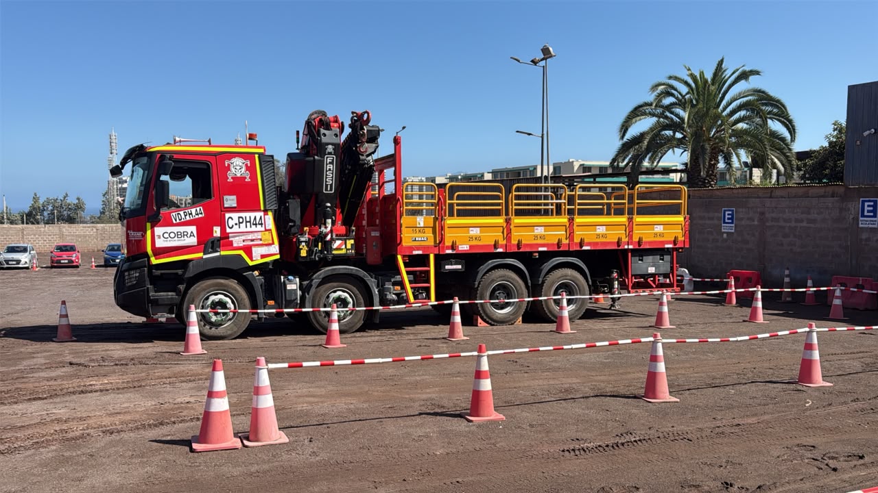 Camión pluma acreditado en cancha durante proceso de acreditación de equipo para gran minería en Antofagasta